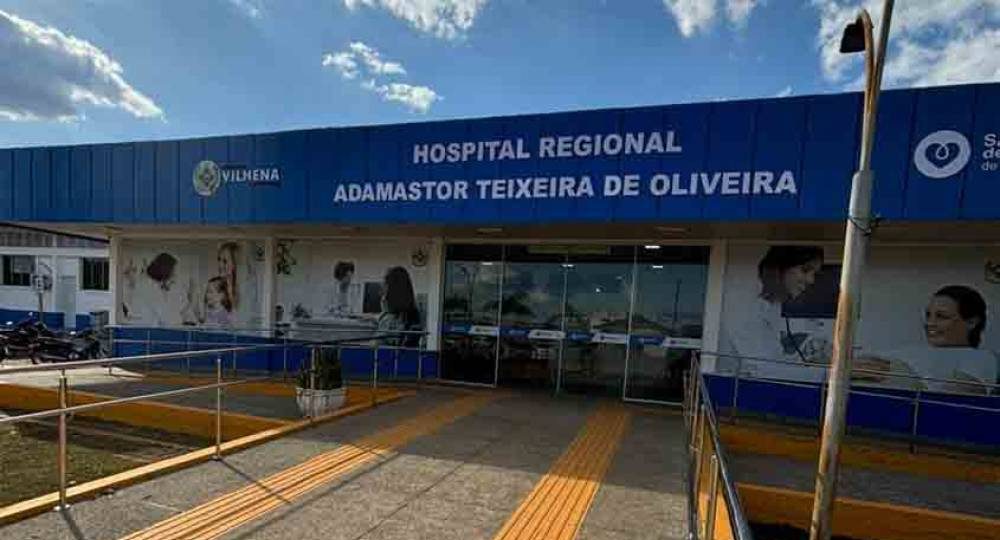 Uma jovem de 25 anos permanece intubada em estado grave na UTI do Hospital Regional de Vilhena após sofrer queimaduras em cerca de 45% do corpo. O incidente ocorreu na noite de ontem (20). De acordo com informações apuradas, a vítima, identificada pelas iniciais L.S.S., teria jogado álcool sobre si mesma e ateado fogo, supostamente após uma discussão. O ato, aparentemente intencional, foi presenciado por algumas pessoas que prestaram socorro imediato à jovem antes da chegada do Corpo de Bombeiros. Ainda não há confirmação oficial se o caso foi registrado na Polícia Civil, mas a motivação estaria relacionada a um desentendimento pessoal, que deve ser investigado.