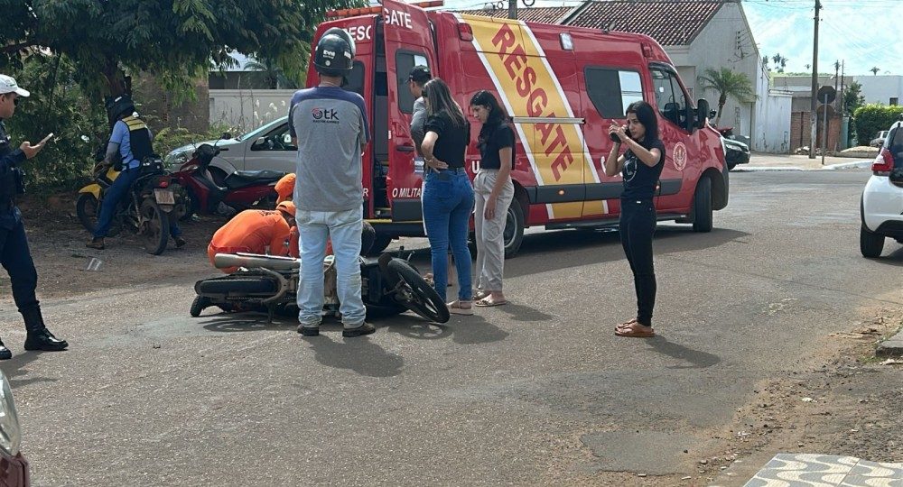 Motociclista sofre fraturas após colidir com porta de caminhonete