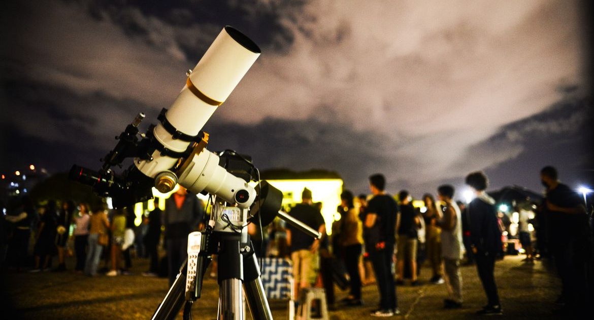 Alinhamento da Lua com Spica e Antares facilita observação de estrelas no céu brasileiro em junho