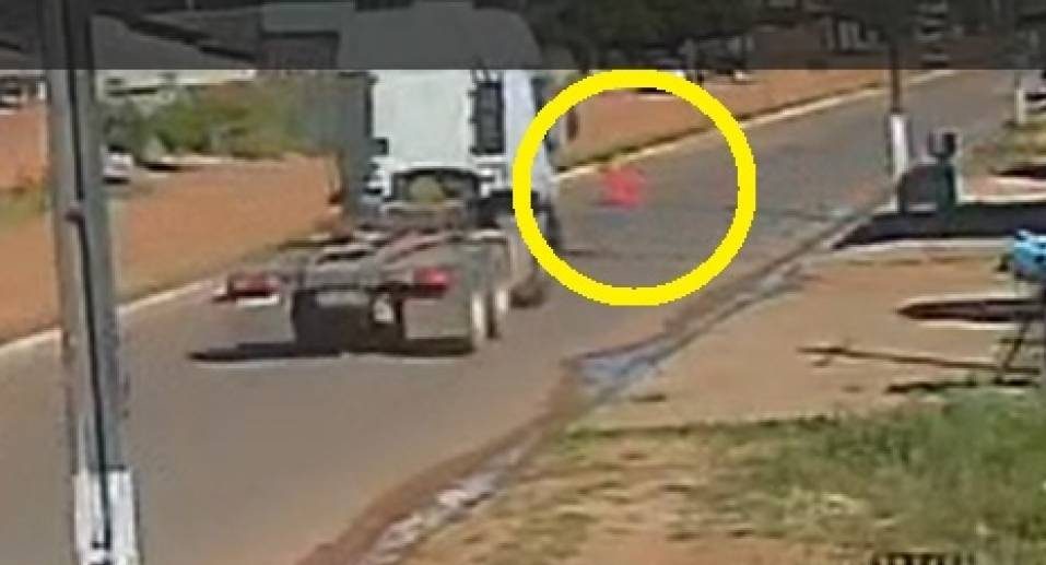 Homem é atropelado ao se lançar na frente de caminhão e é socorrido pelos Bombeiros
