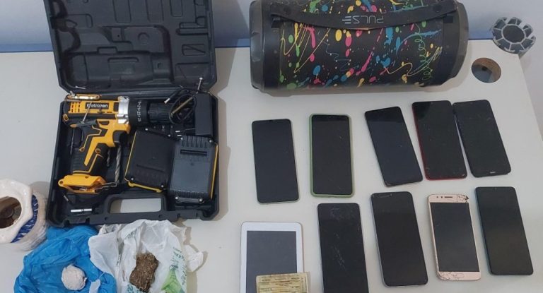 PM apreende drogas e objetos sem origem após denúncia de tiros em residência de morador do Setor 04