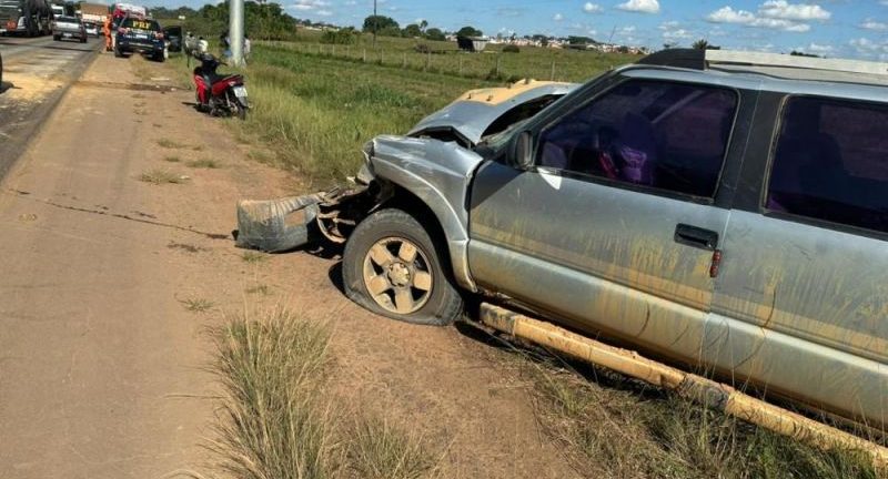 Caminhonete colide na traseira de ônibus da saúde na BR-364
