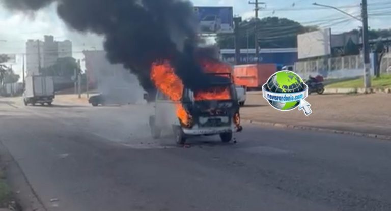 Kombi é destruída por incêndio na Avenida Imigrantes