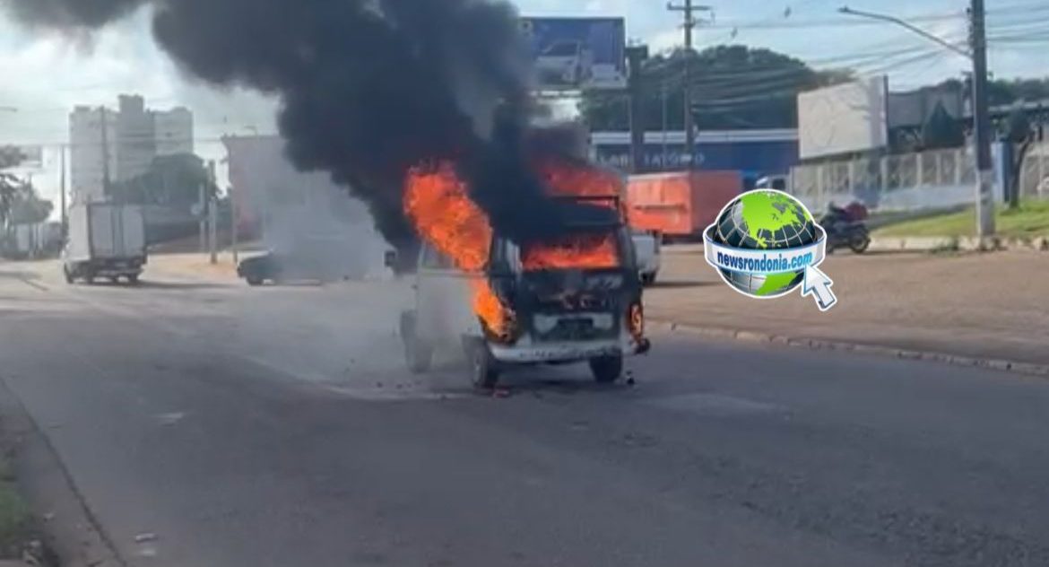 Kombi é destruída por incêndio na Avenida Imigrantes