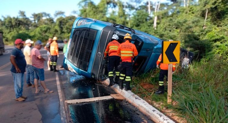 Acidente com carreta transportando bois deixa motorista ferido em Corumbiara - News Rondônia