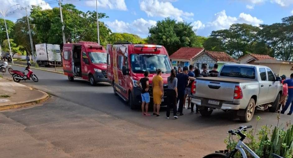 Mulher fica ferida após moto colidir com caminhonete; Peça da motocicleta fica cravada na coxa