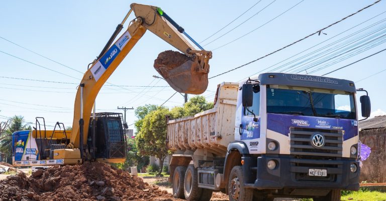 Prefeitura de Jaru realiza serviço para resolver acúmulo de água em trecho da rua Santos Dumont - News Rondônia