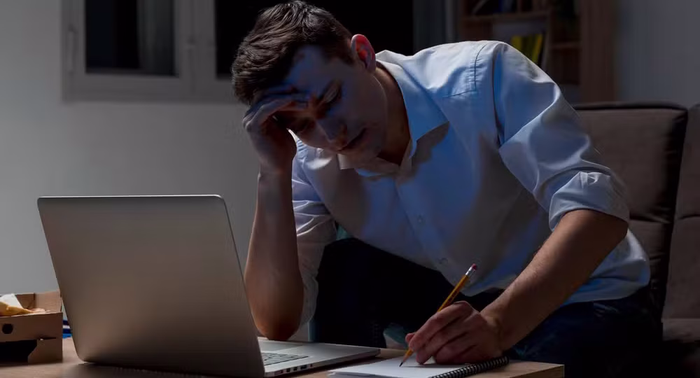 Burnout: Exaustão crônica ligada ao trabalho afeta 32% dos brasileiros e não é "frescura"