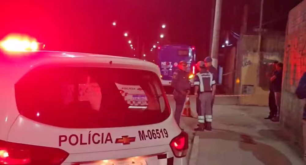 Passageiro de moto por aplicativo morre atropelado por ônibus ao fugir de assalto