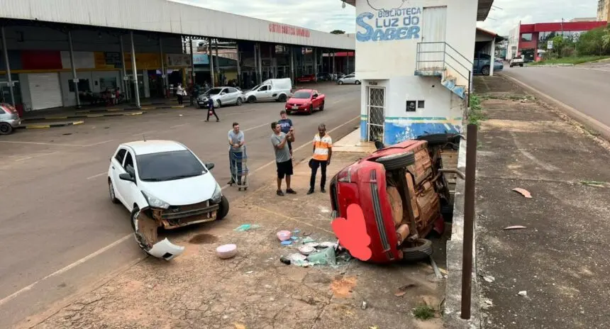 Carro despenca de rampa e atinge veículo estacionado em Rondônia