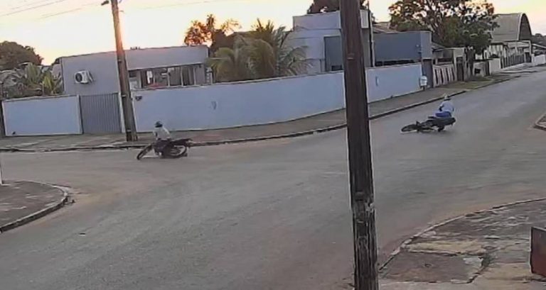 Colisão entre motocicletas deixa um condutor inconsciente