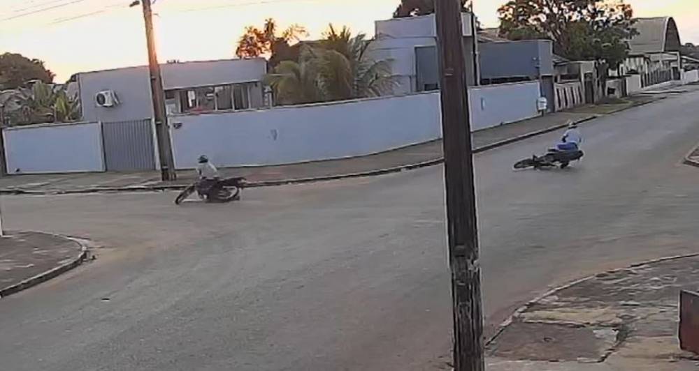 Colisão entre motocicletas deixa um condutor inconsciente