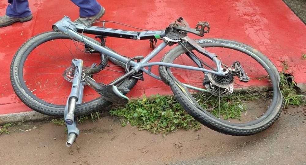 Adolescente reage a tentativa de agressão e tem bicicleta destruída por motorista