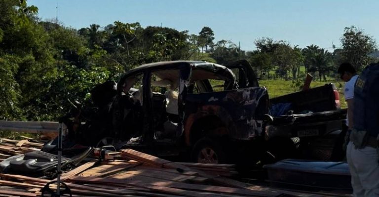 Caminhonete é esmagada por caminhão carregado de madeira e três irmãos morrem na BR-364 - News Rondônia