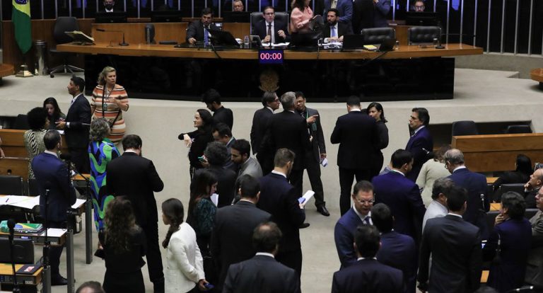 Diante das votações contrárias as medidas do governo Lula, internet tem manifestado indignação contra o Congresso - News Rondônia