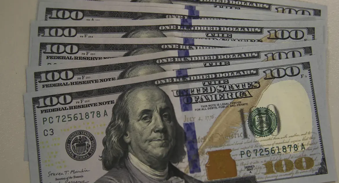 Dólar recua a R$ 5,48, mesmo com alta no cenário internacional