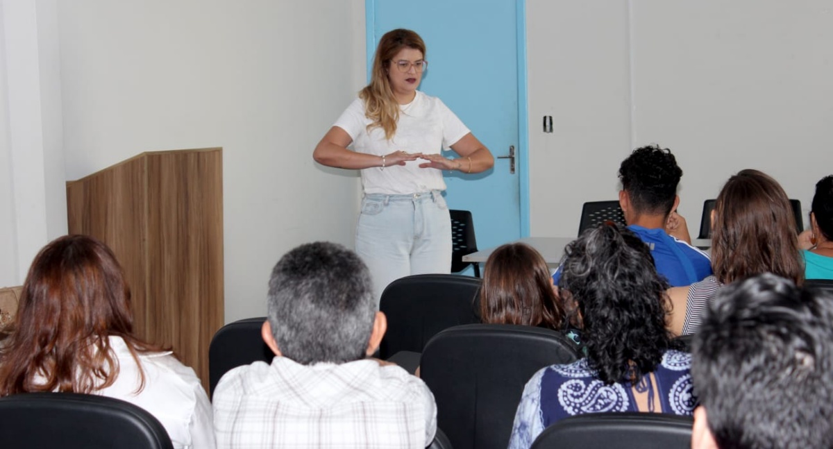 Servidores municipais que concluíram curso de LIBRAS recebem certificados