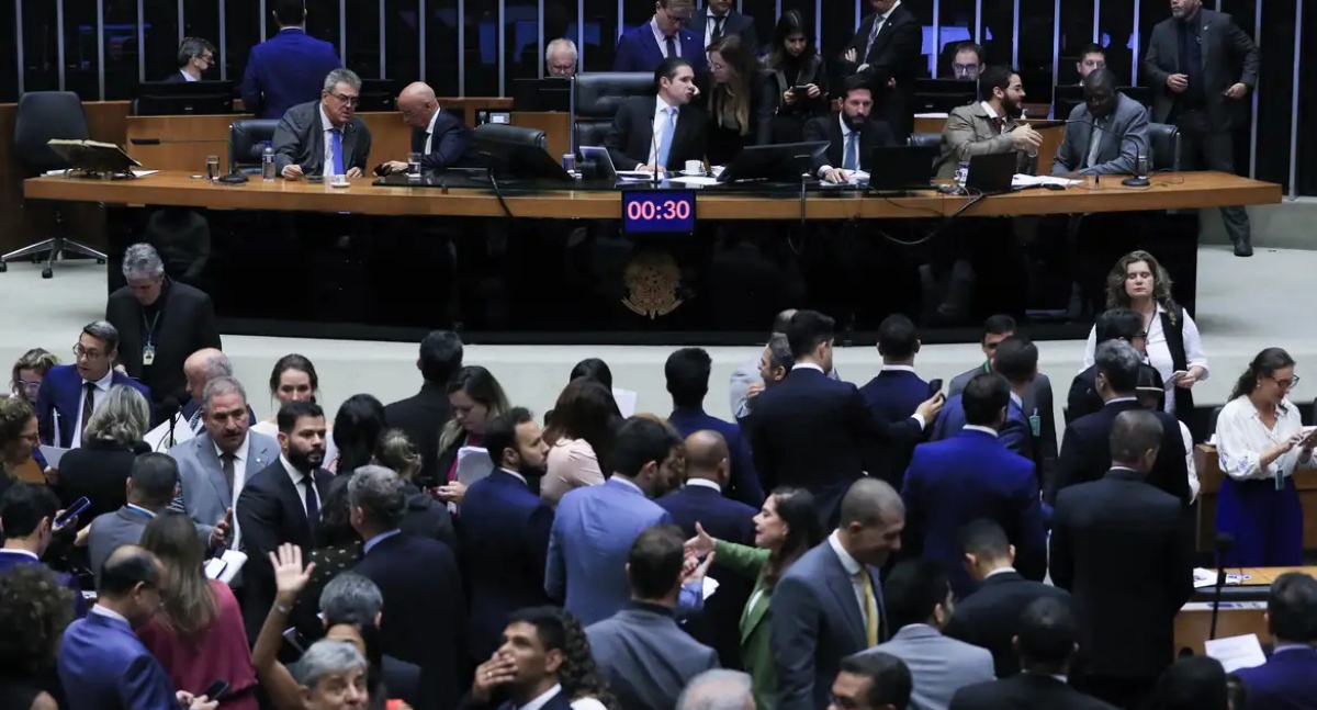 Câmara aprova urgência para suspender decreto do IOF
