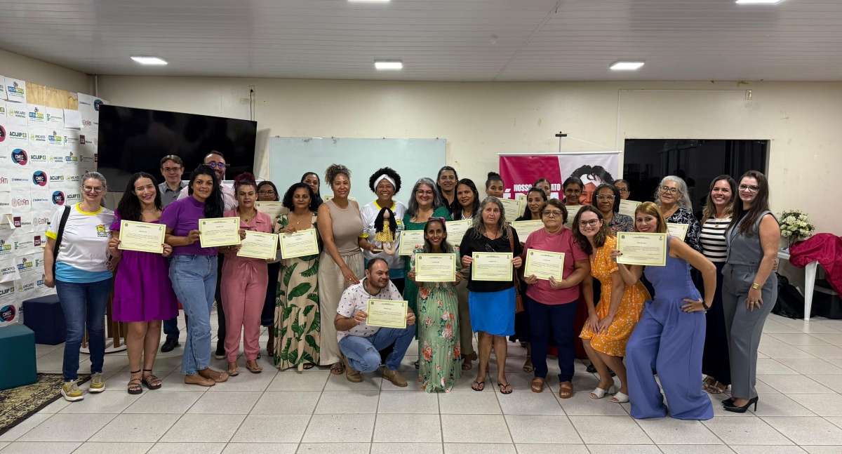 Projeto Casa da Comunidade, parceria da deputada federal com o Ifro Ji-Paraná, faz a entrega de certificados