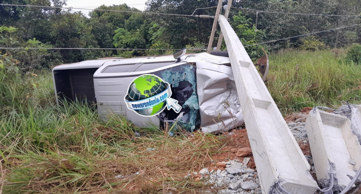 Carro derruba poste depois de capotar próximo de presídio em Porto Velho