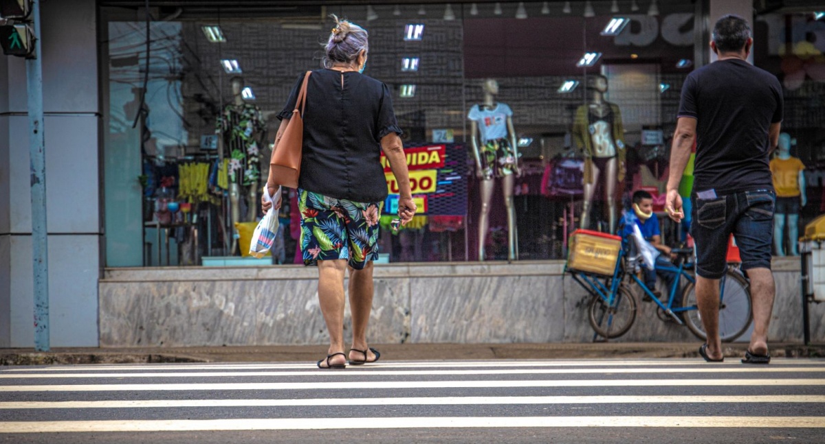 Parar sobre a faixa de pedestres é infração grave e representa risco à segurança.