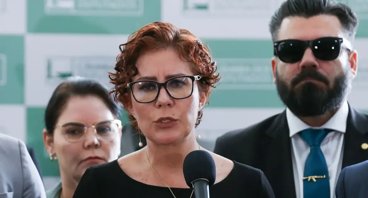 Câmara autoriza licença de Carla Zambelli antes de sua fuga do país; suplente assume e STF mantém condenação com perda de mandato