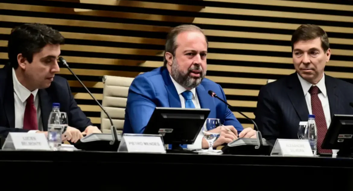Ministro de Minas e Energia defende redução do preço do Gás Natural para reindustrialização do Brasil