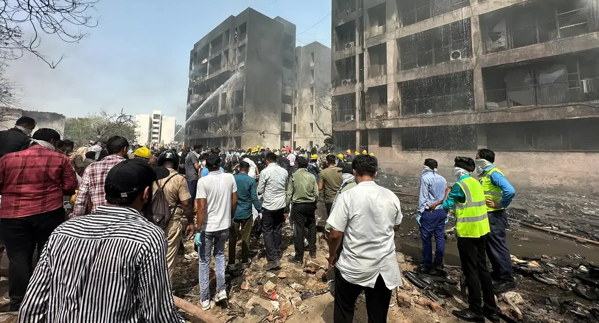 Acidente com Boeing 787 da Air Índia mata mais de 240 pessoas em Ahmedabad, Índia