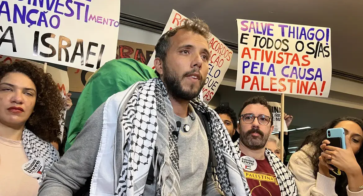 Thiago Ávila chega ao Brasil e é recebido por grupo pró-Palestina