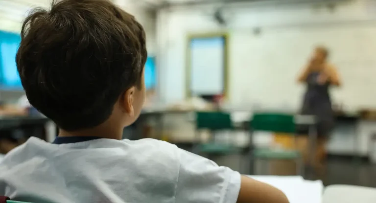Acesso escolar avança no Brasil, mas metas do PNE não são totalmente atingidas em 2024, revela Pnad Educação