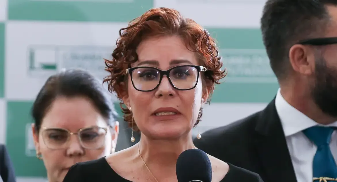 Moraes nega recurso e mantém condenação de Carla Zambelli a 10 anos de prisão