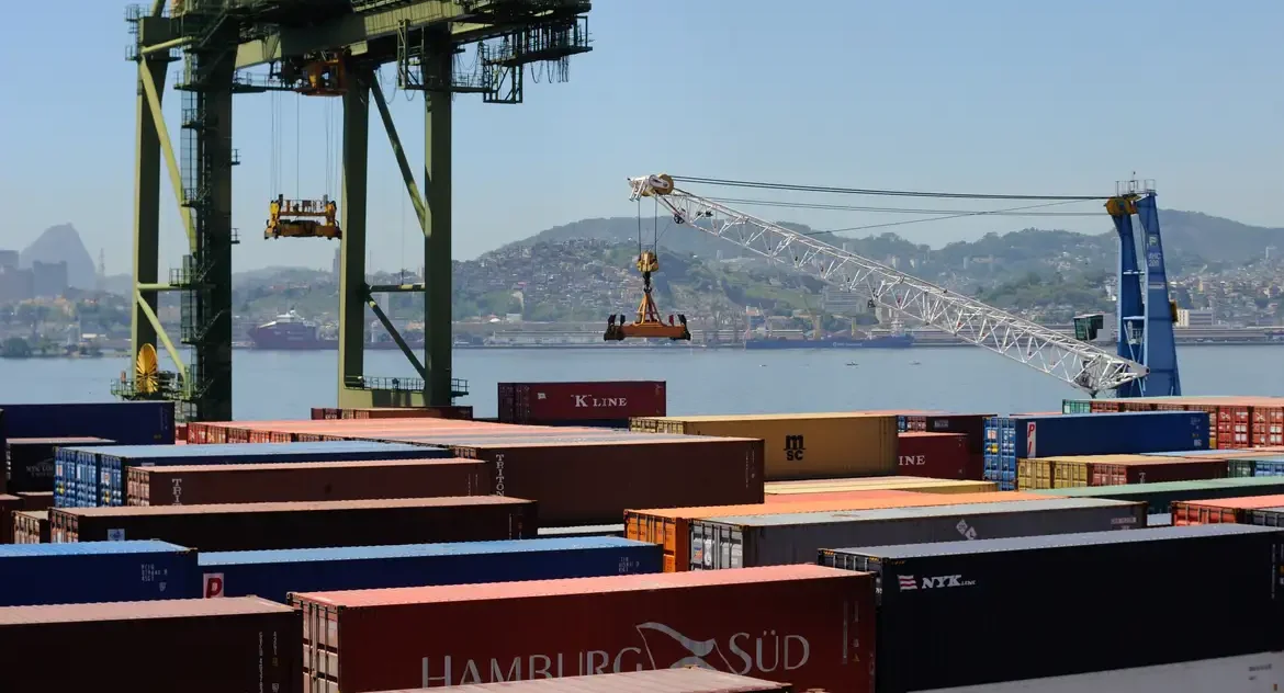 Investimento em infraestrutura no Brasil deve crescer 4,2% em 2025, atingindo R$ 277,9 bilhões, mas proporção do PIB deve diminuir, aponta CNI