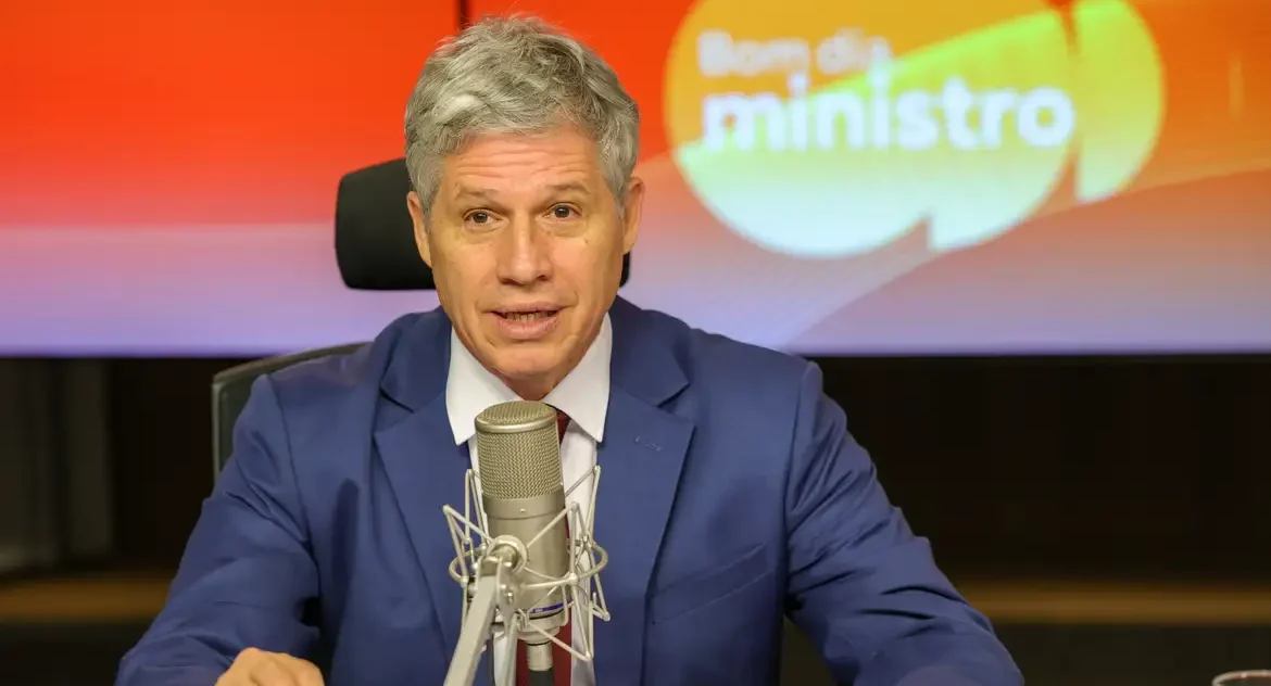 Ministro Paulo Teixeira defende taxação de LCA e LCI e rebate críticas de parlamentares