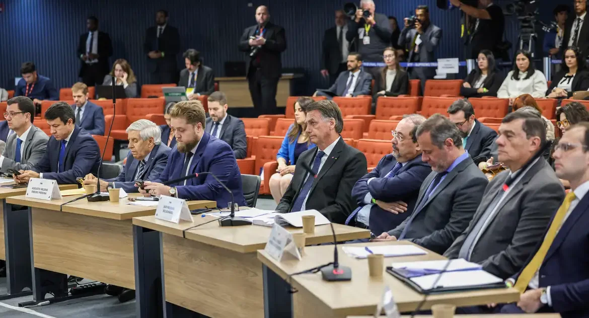Moraes nega pedido de Bolsonaro para exibir vídeos em interrogatório sobre trama golpista