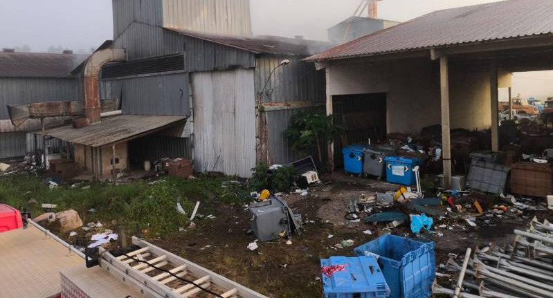 Incêndio criminoso atinge galpão usado pela prefeitura; dois suspeitos são presos