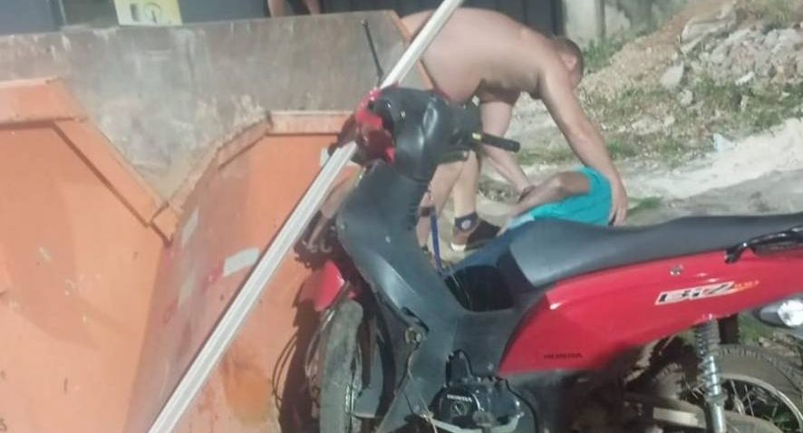 Homem sofre acidente após colidir com quebra-molas em avenida