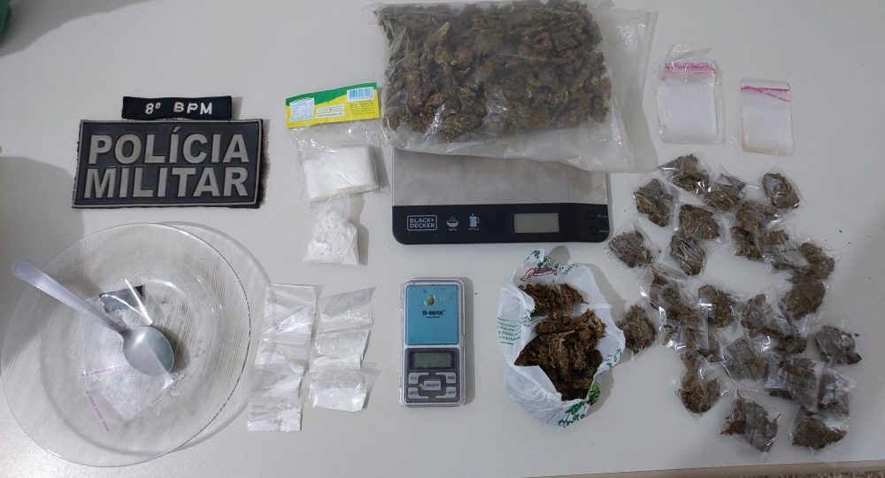 Dois homens são presos por tráfico após perseguição policial e apreensão de drogas