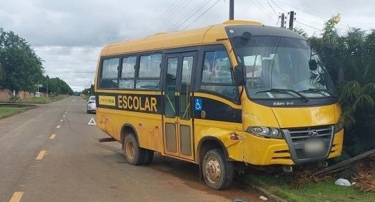 Acidente entre ônibus escolar e carro de passeio é registrado em Rondônia