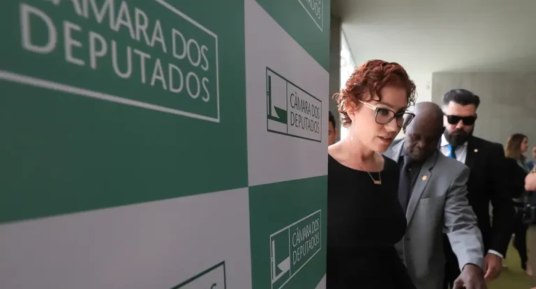 STF julga recurso de Carla Zambelli contra condenação por invasão ao sistema do CNJ; deputada está foragida na Itália