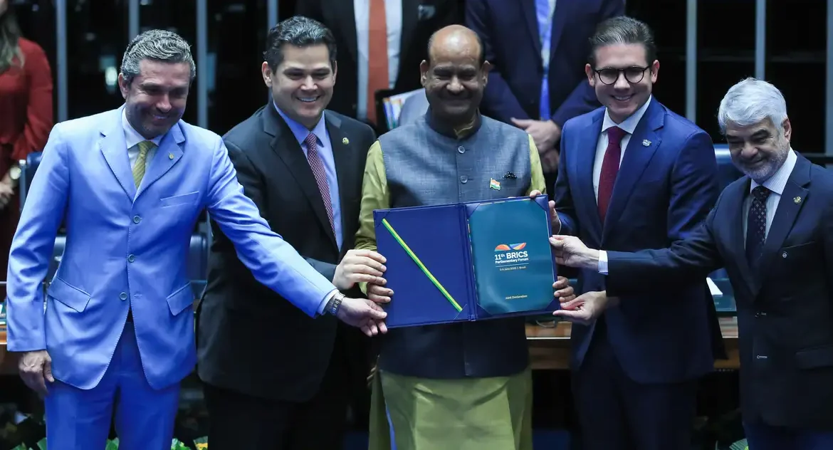 Parlamentares do BRICS e países parceiros aprovam declaração conjunta em Brasília sobre comércio justo, IA, clima e reforma da governança global