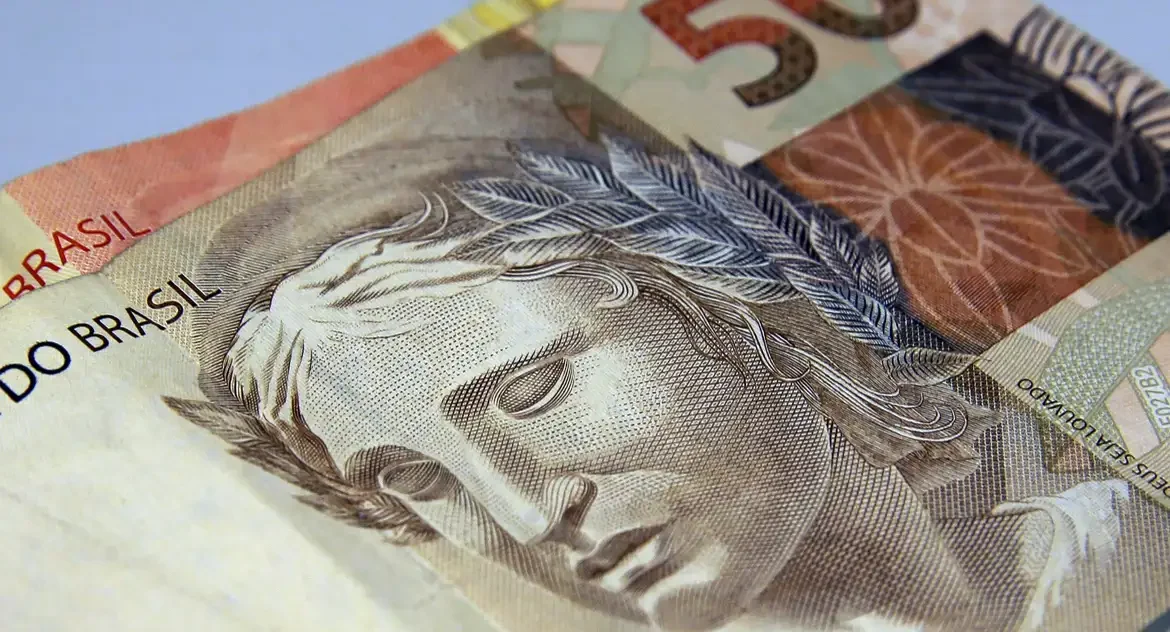 Aumento do IOF sobre investimentos no exterior gera críticas e reacende debate sobre controle de capitais no Brasil