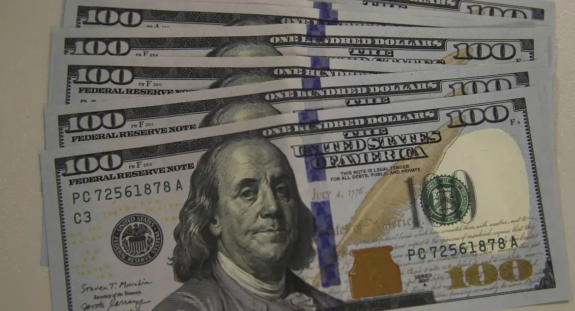 Dólar cai para menor valor em 8 meses após conversa entre Trump e Xi; bolsa recua com pressão sobre ações de bancos