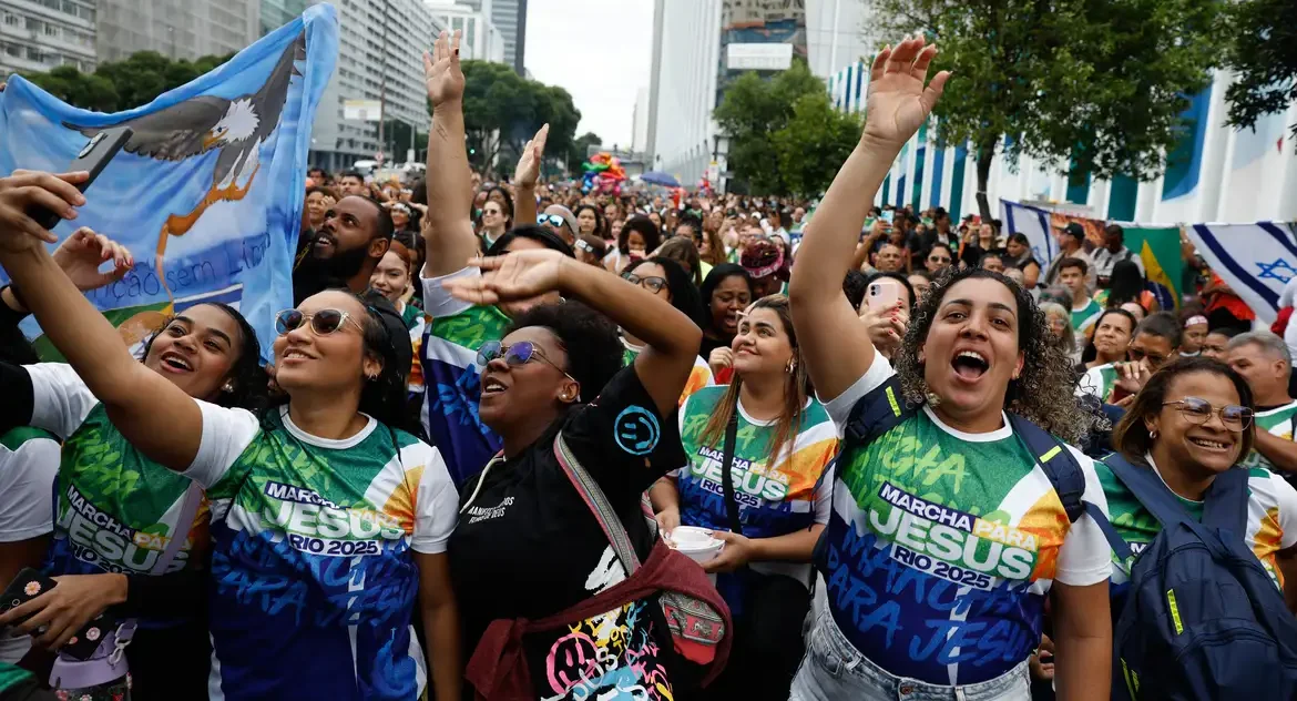 Proporção de evangélicos cresce no Brasil e católicos continuam em queda, aponta Censo 2022