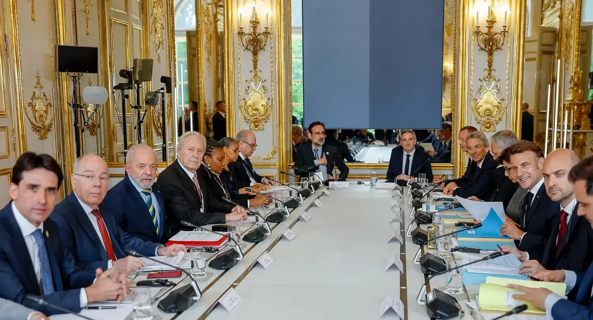 Macron defende mudanças no acordo Mercosul-UE e cobra regras ambientais iguais para produtos agrícolas