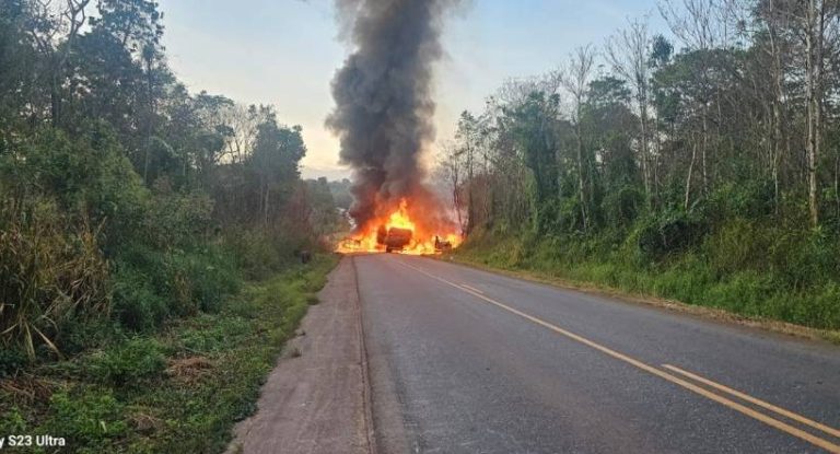 Colisão frontal entre carretas na BR-174 resulta em motorista carbonizado