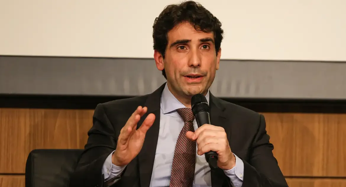 Presidente do BC defende uso do IOF apenas como instrumento regulatório e critica aumento com fins arrecadatórios