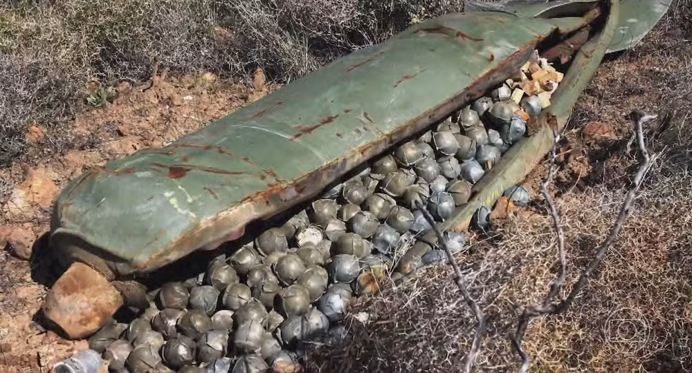 Israel acusa Irã de usar bombas de fragmentação em ataque, marcando escalada e levantando preocupações sobre perigo civil