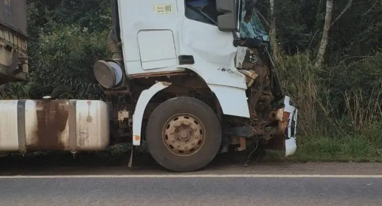 Engavetamento na BR-174 envolve três caminhões em Rondônia