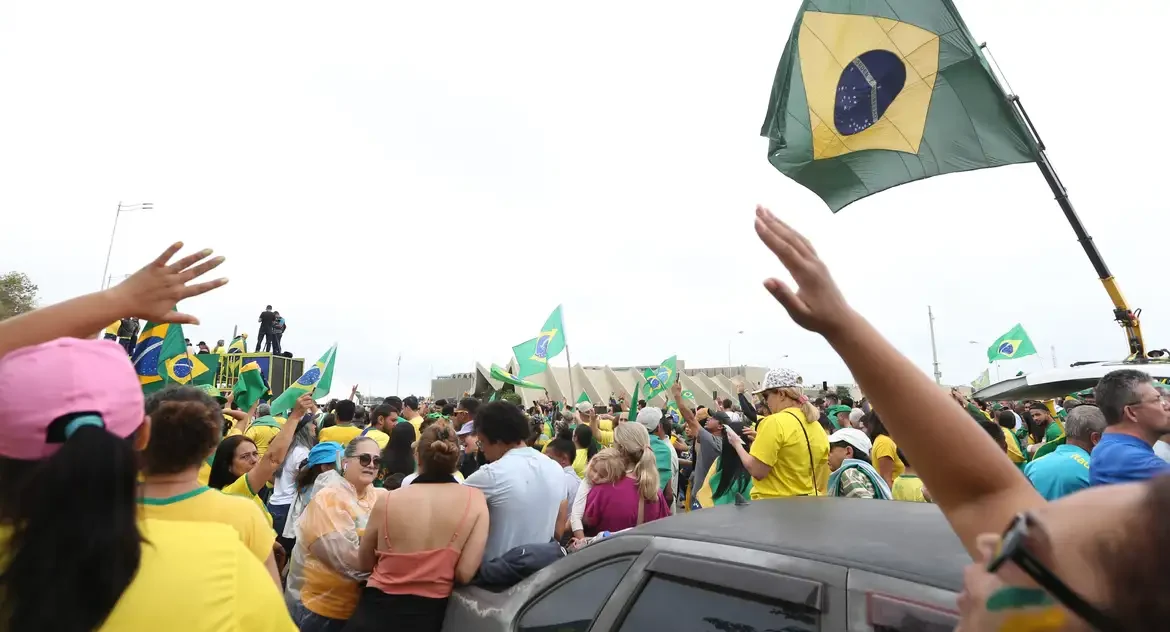 Moraes vota para condenar réu do 8 de janeiro a 14 anos de prisão por liderança em acampamento golpista e participação em atos na Praça dos Três Poderes