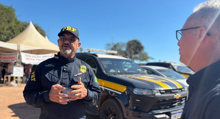 PRF celebra o resultado positivo da liberação da rodovia BR-364, próximo ao município de Cujubim, em Rondônia